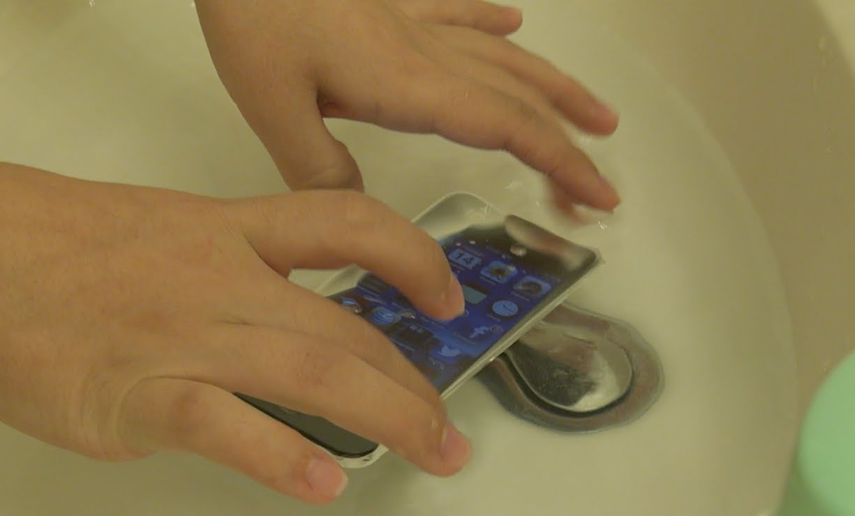 iPhone 5 Dropped in Water!!!: Winner Waterproof Skin Test