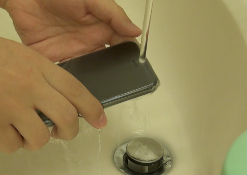 iPhone 5 Surviving Torture: Winner Water Proof Skin REVIEW
